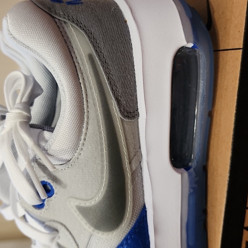 NWT Air Max Motif sneaker in box - Picture 3 of 8